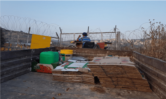 Bonde avvist ved jordbruksporten, fordi soldatene mente han var for sen. Foto tatt av Aurora.