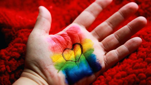 En hånd med Pride-flagg