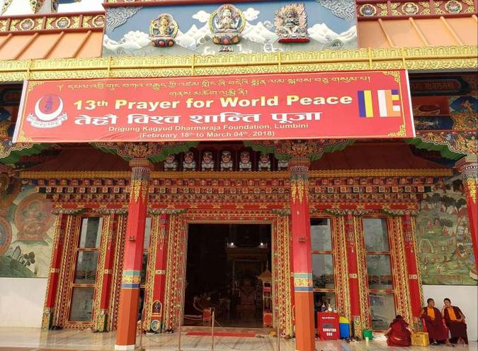 Over 200 Buddistiske munker møtes i Lumbini, Nepal for bønn for verdensfred i Lumbini. Foto av Kathrine Olsen Flåte