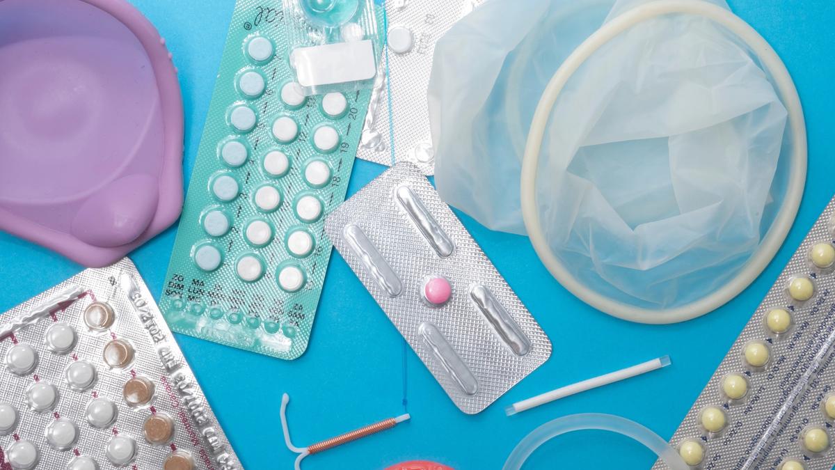 Illustrasjonsbilde av ulike prevensjonsmidler fra Reproductive Health Supplies Coalition på Unsplash