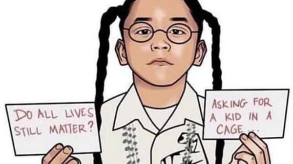 Tegning av en jente med mørkt hår i fletter og briller som holder oppe to ark med følgende tekst: "Do All Lives Still Matter" og "Asking for a kid in a cage".Tegningen er laget av: X the Artist, Xsavior Pettway på Instagram, som har bedt om at tegningen skal gjøres viral.