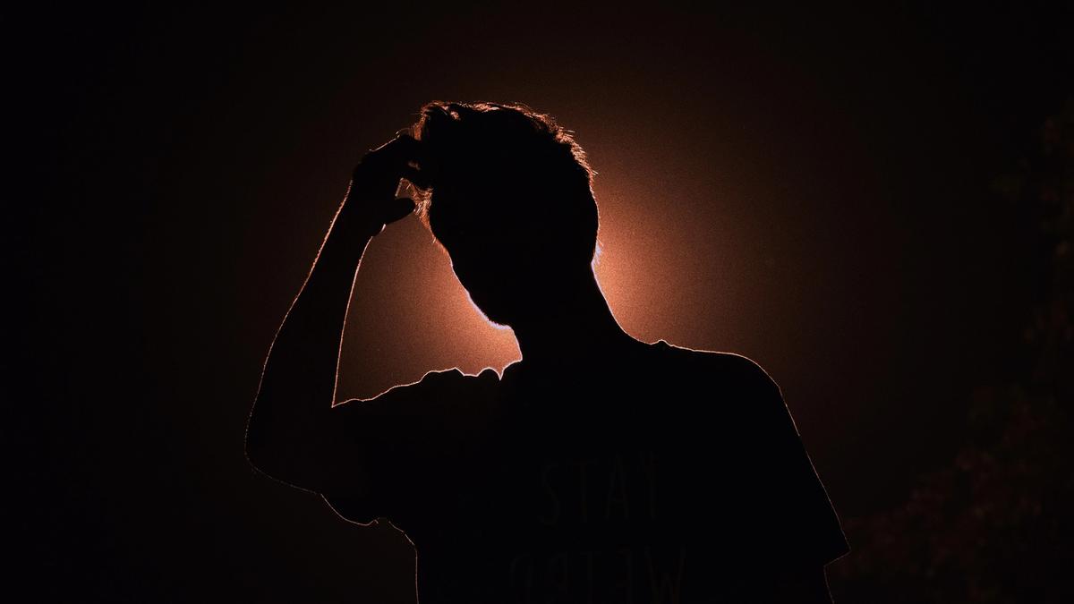 Illustrasjonsbilde av en skyggen til en mann tatt av Smit Patel fra Unsplash