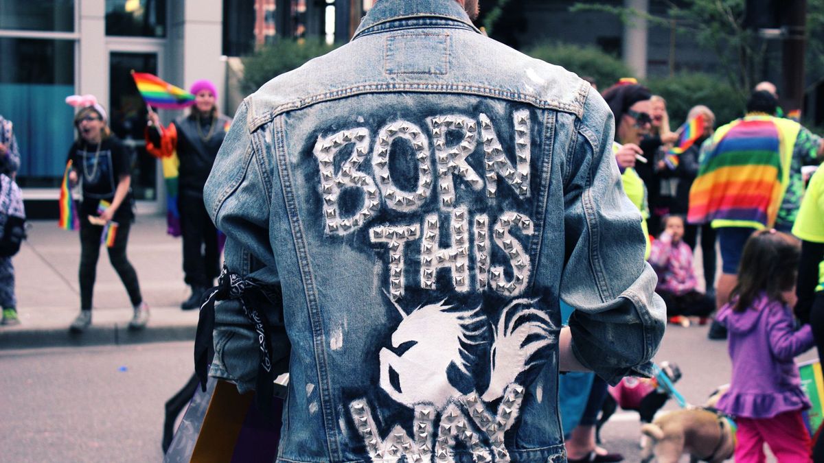 En mann med en dongrijakke som sier "born this way"