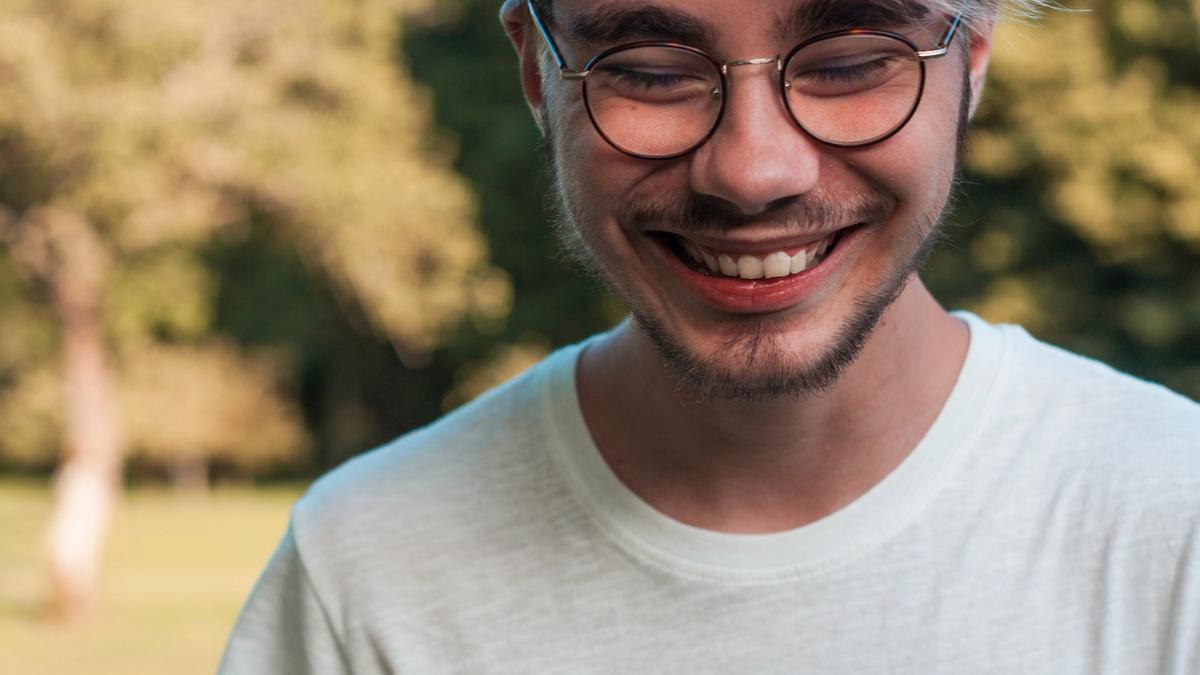 Smilende ung mann