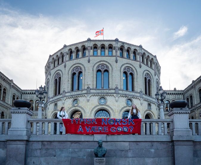 Folk protesterer ublu av Priliment buiding