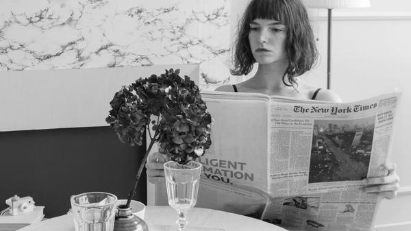 Kvinne leser avisen 
