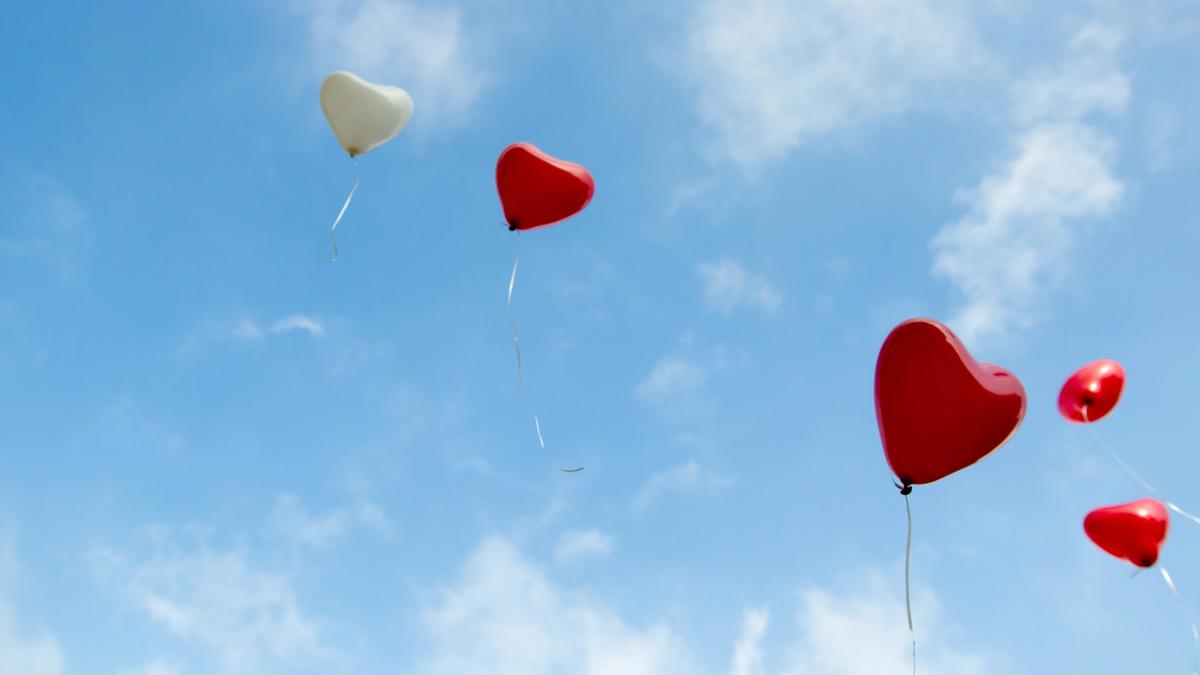 Illustrasjonsbilde av røde ballonger som flyger i himmelen, tatt av Christopher Beloch fra Unsplash