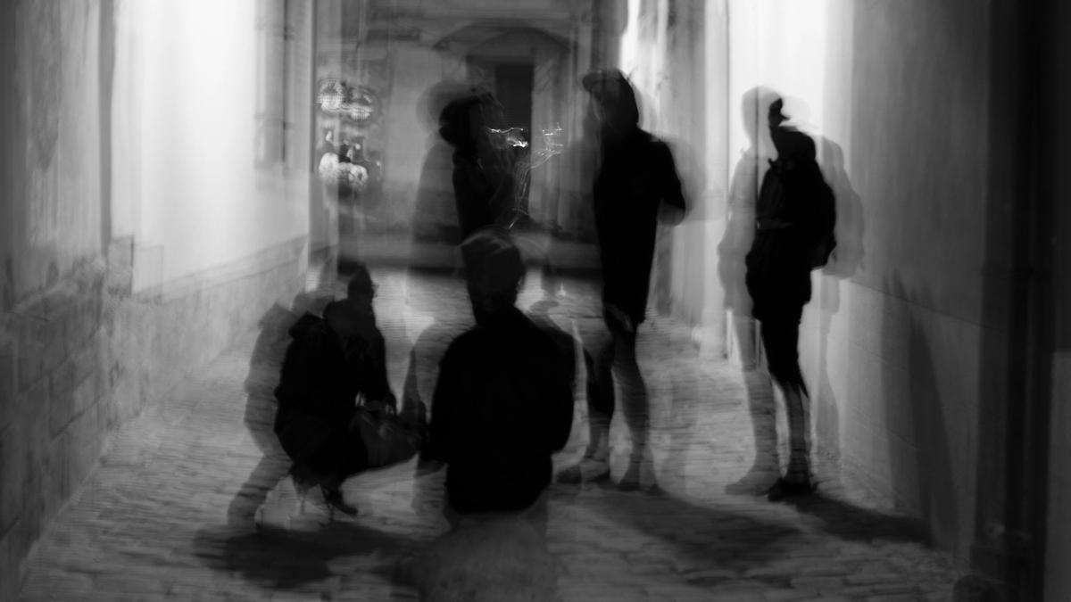 Illustrasjonsbilde av skygger av folk tatt av Olesya Yemets fra Unsplash