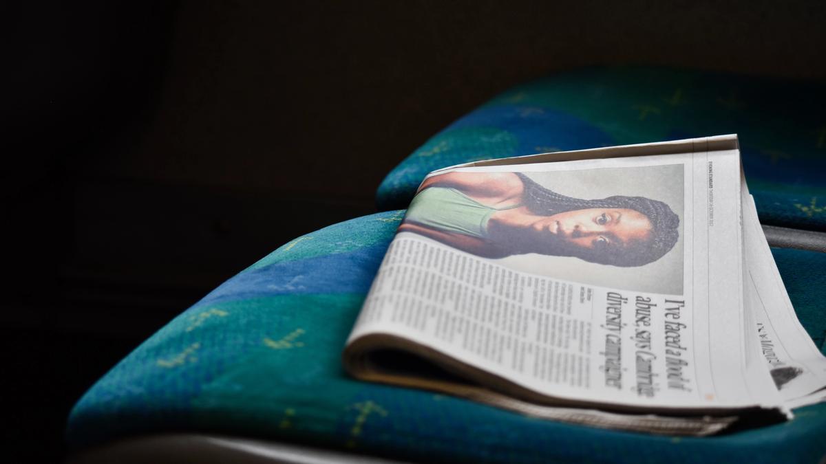 En avis ligger på ett sete i offentlig transport