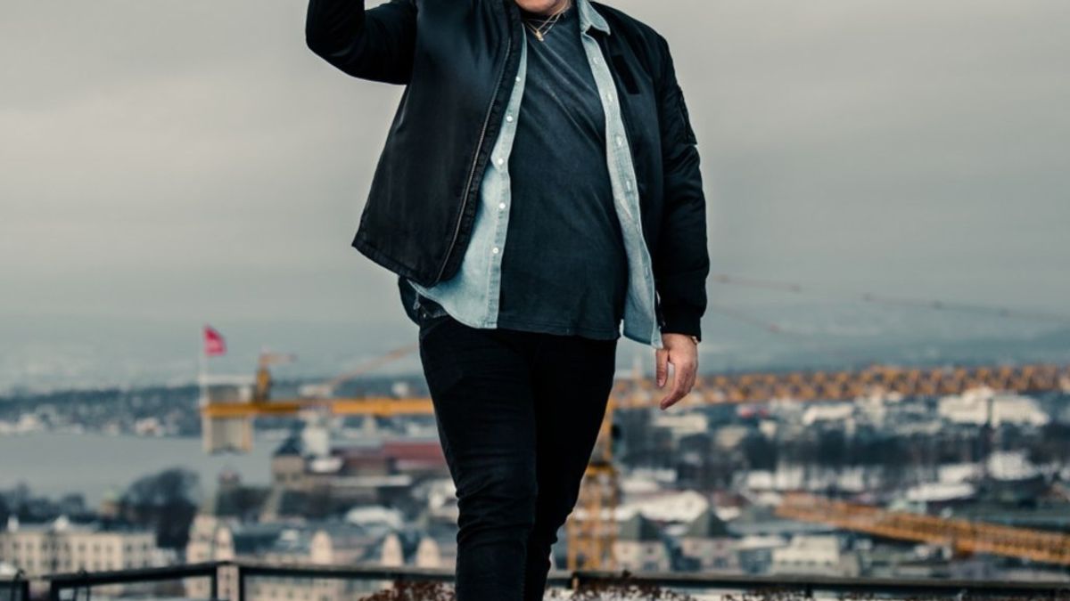 Mann stående, med, bakgrunn, av, city