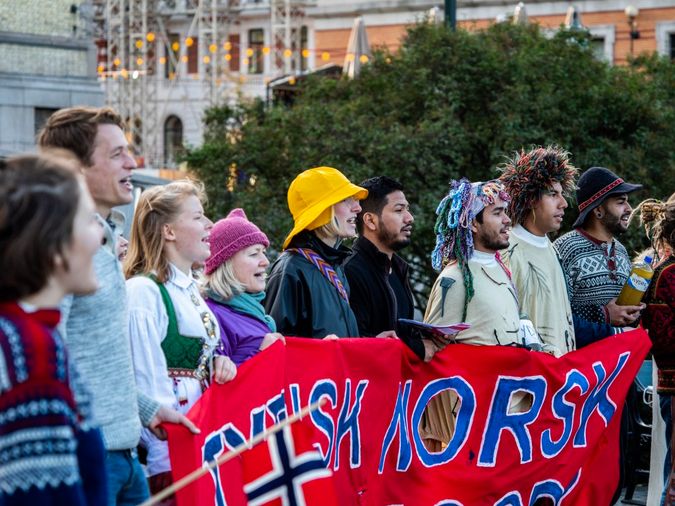 Folk protesterer ublu av Priliment buiding