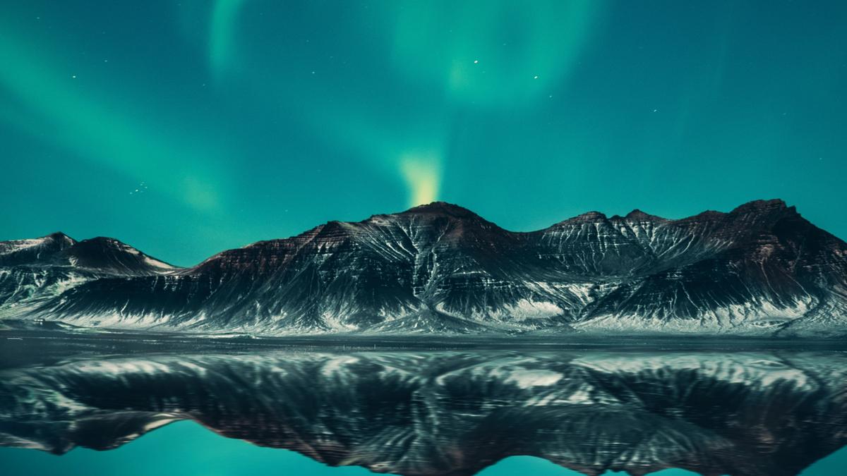 Nordlys over fjell