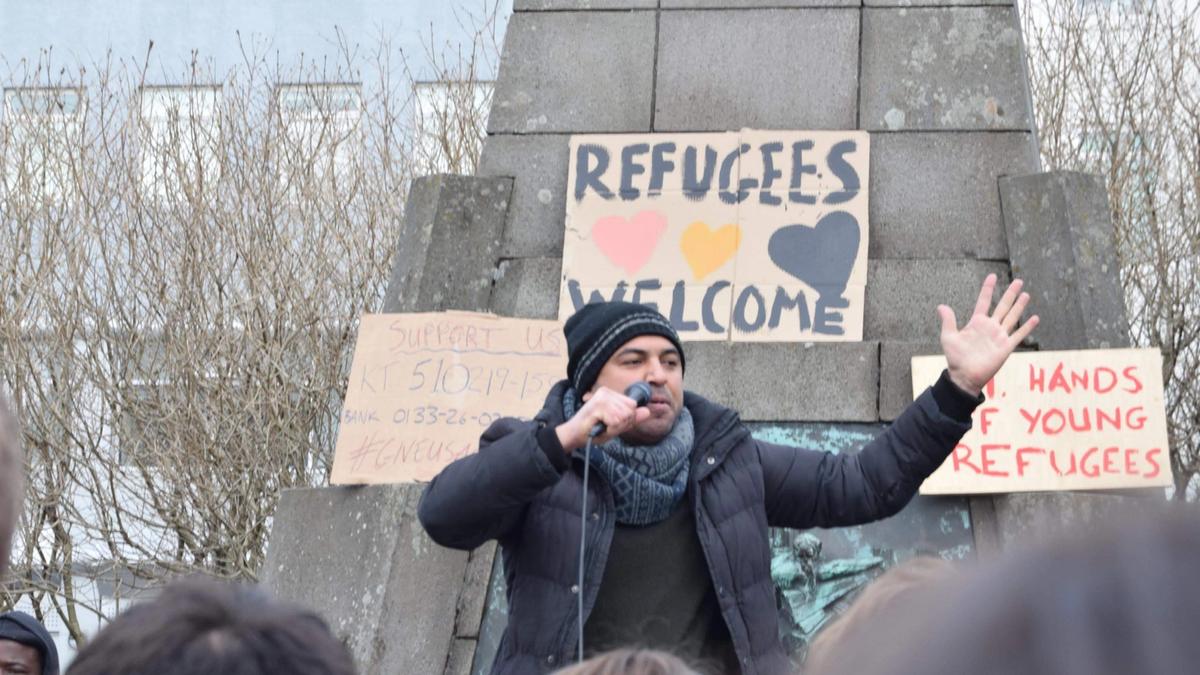 Bilde av taler under refugees welcome samling. Bilde er privat og publisert med tillatelse