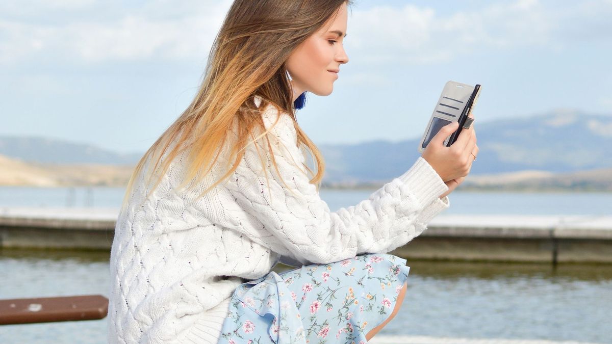 Person som bruker smarttelefon