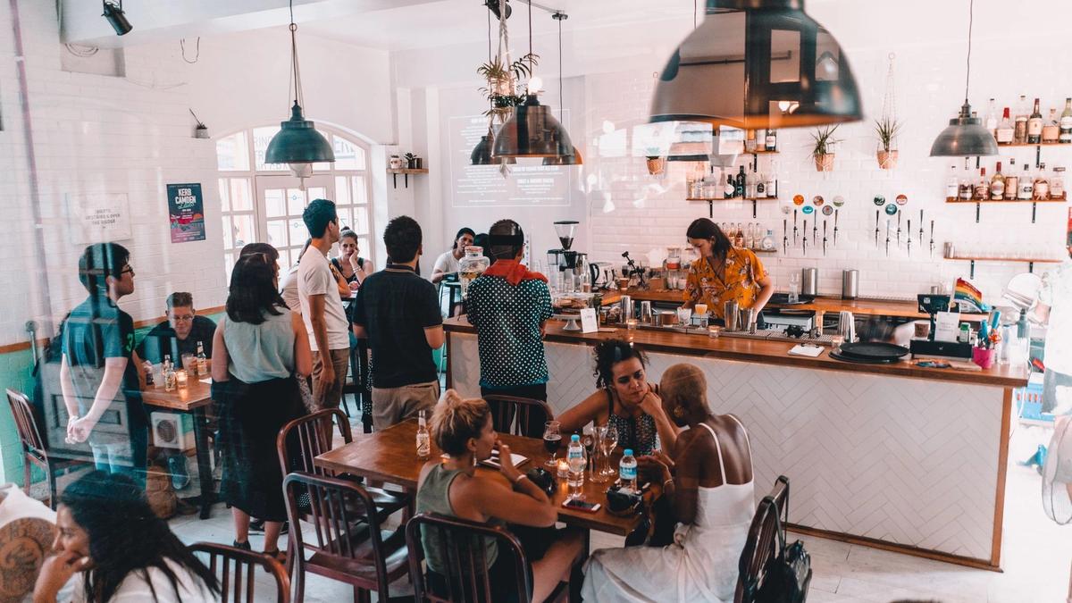 Bilde av en café fylt av mennesker