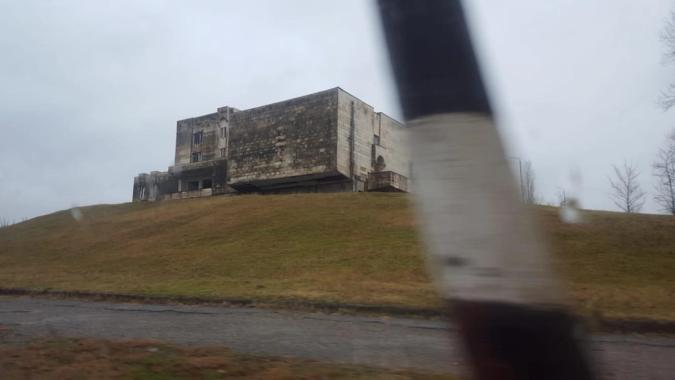 Gammelt sanatorium hvor internflyktninger fra Sør-Ossetia og Abkhasia bor i påvente av ferdigstillingen av de nye blokkene. Foto: Sturla Jensen 