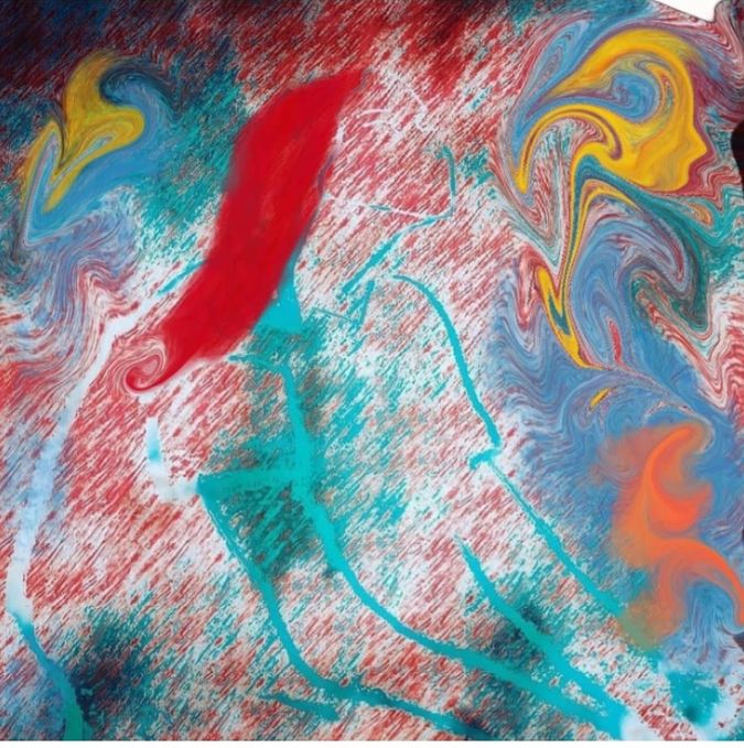 Bilde av abstrakt kunst med bruk av sterke farger som rødt, turkis, gult og litt hvitt - det ser ut som det er en kvinne på bildet. Gjennom kunsten min har jeg skapt en fiktiv figur som jeg har kalt for Maja. Det er den rødhårede kvinnen som går igjen i de mange bildene mine. Hun er en personifikasjon av de temaene som jeg presenterer gjennom siden min på instagram, og tar for seg noen aspekter som går igjen i det å ha en funksjonsnedsettelse. Bilde laget av Tina Lønnum som driver instagramkontoen @si_det_med_kunst