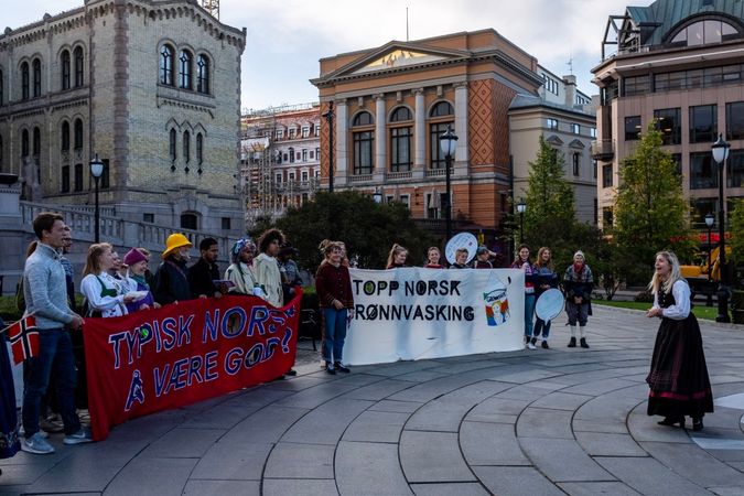  Folk protesterer ublu av Priliment buiding