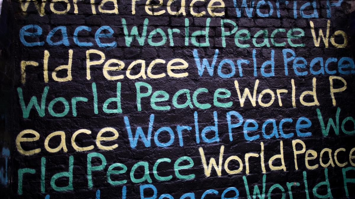 Ordet peace skrevet på en vegg