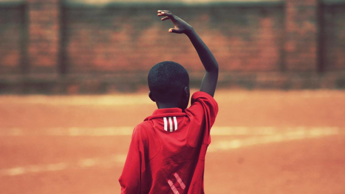 Illustrasjonsbilde av en ung gutt tatt av Jannik Skorna fra Unsplash