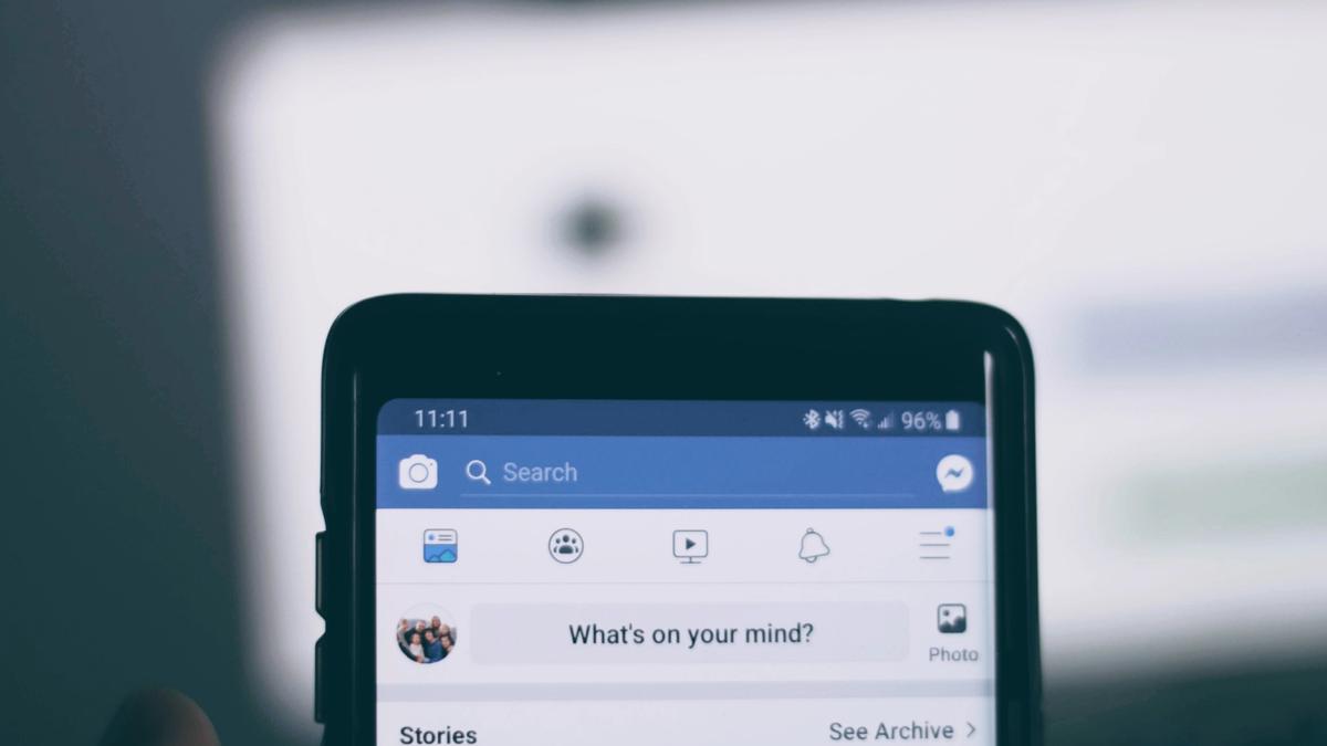 Bilde av en mobilskjerm som viser en Facebook status "what`s on your mind?", Illustrasjonsbilde tatt av Joshua Hoehne fra Unsplash