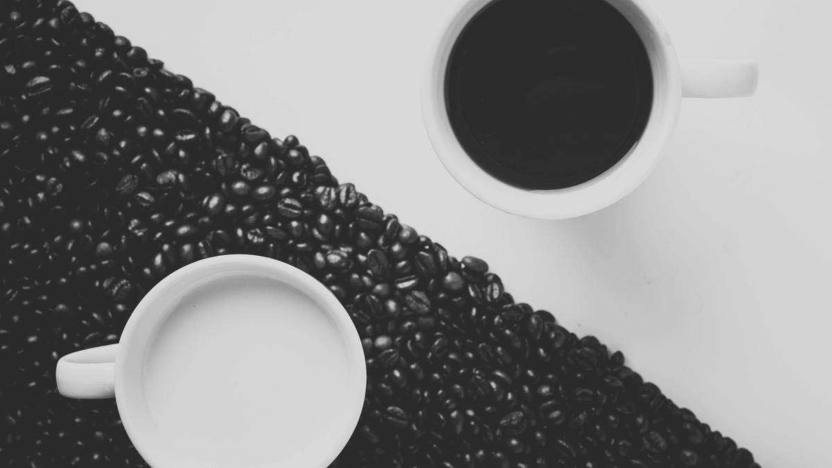 Bilde av en hvit kopp på svart bakgrunn og en svart kopp på hvit bakgrunn for å symbolisere Yin og Yang. Ilustrasjonsbilde tatt av Alex fra Unsplash