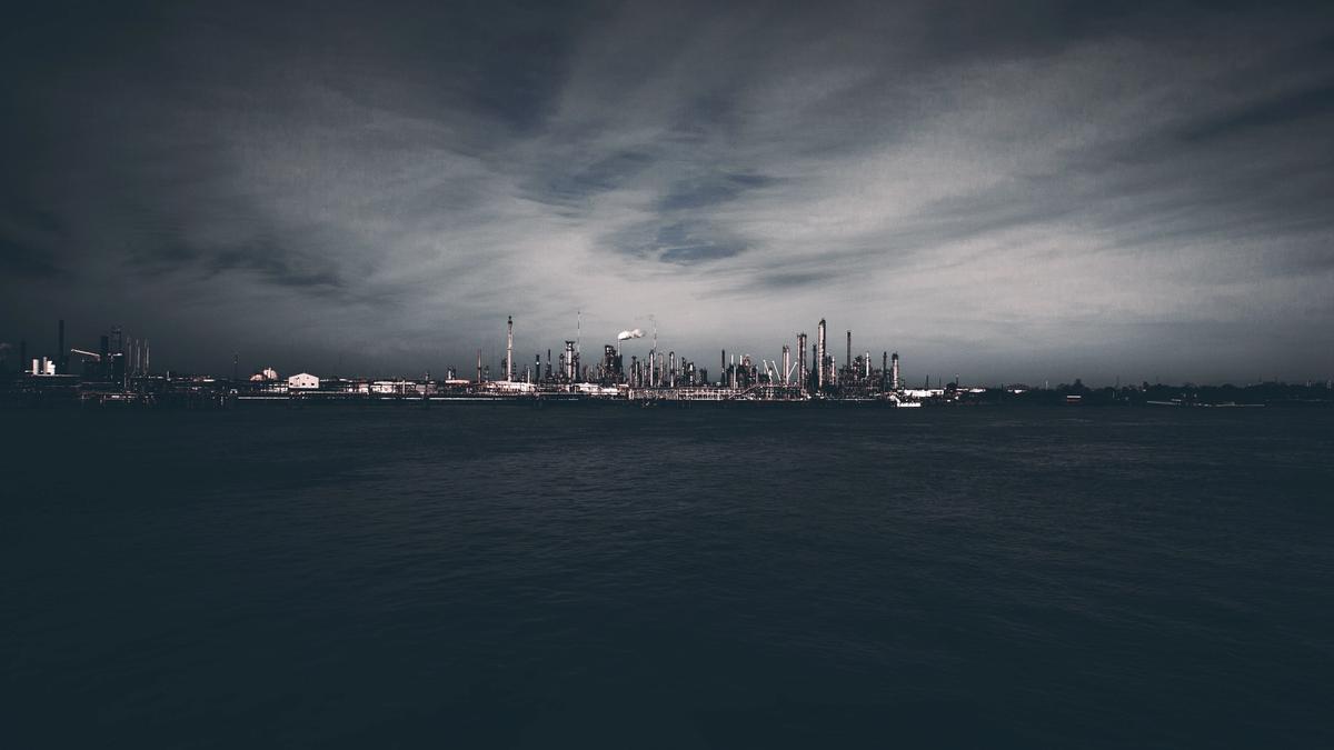 Illustrasjonsbilde av et industriområde i mørket. Illustrasjonsbilde tatt av Jackson Jost fra Unsplash