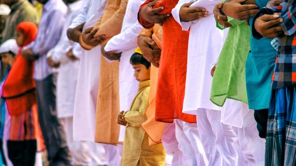 Foto av mannlige indiske muslimer som står sammen på rekke
