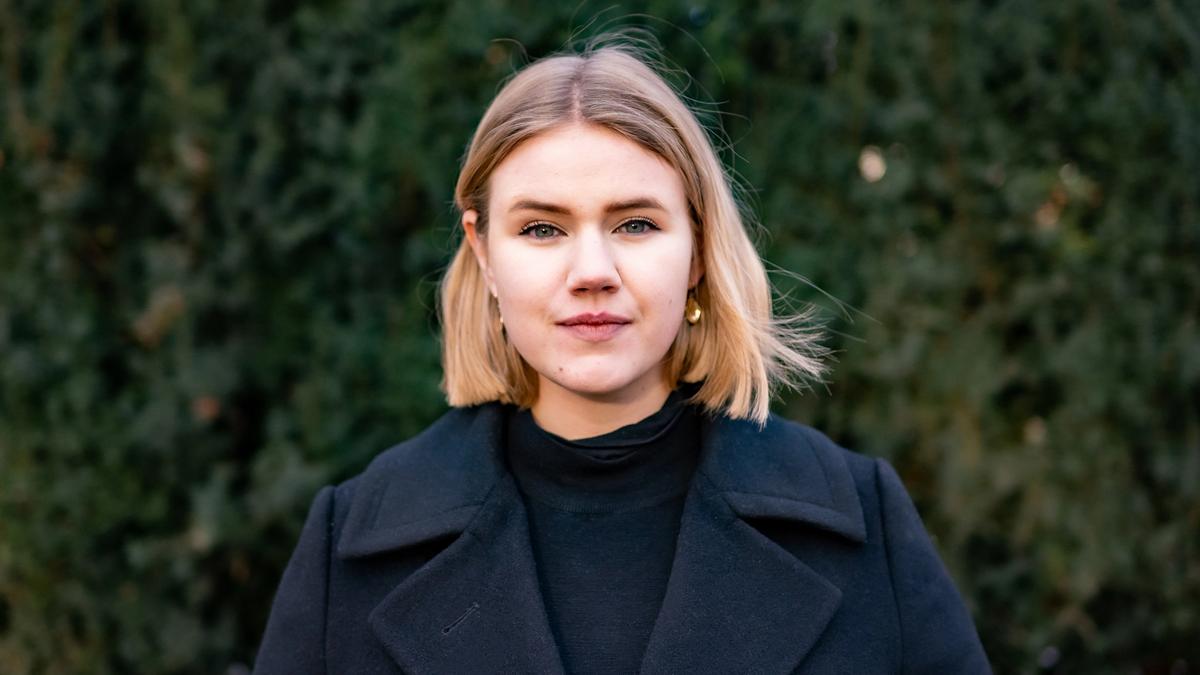 Jente med kort blondt hår