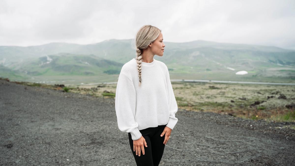 Kvinne ser utover naturen