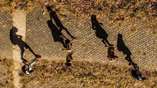 Foto av en gruppe unge mennesker som går ute