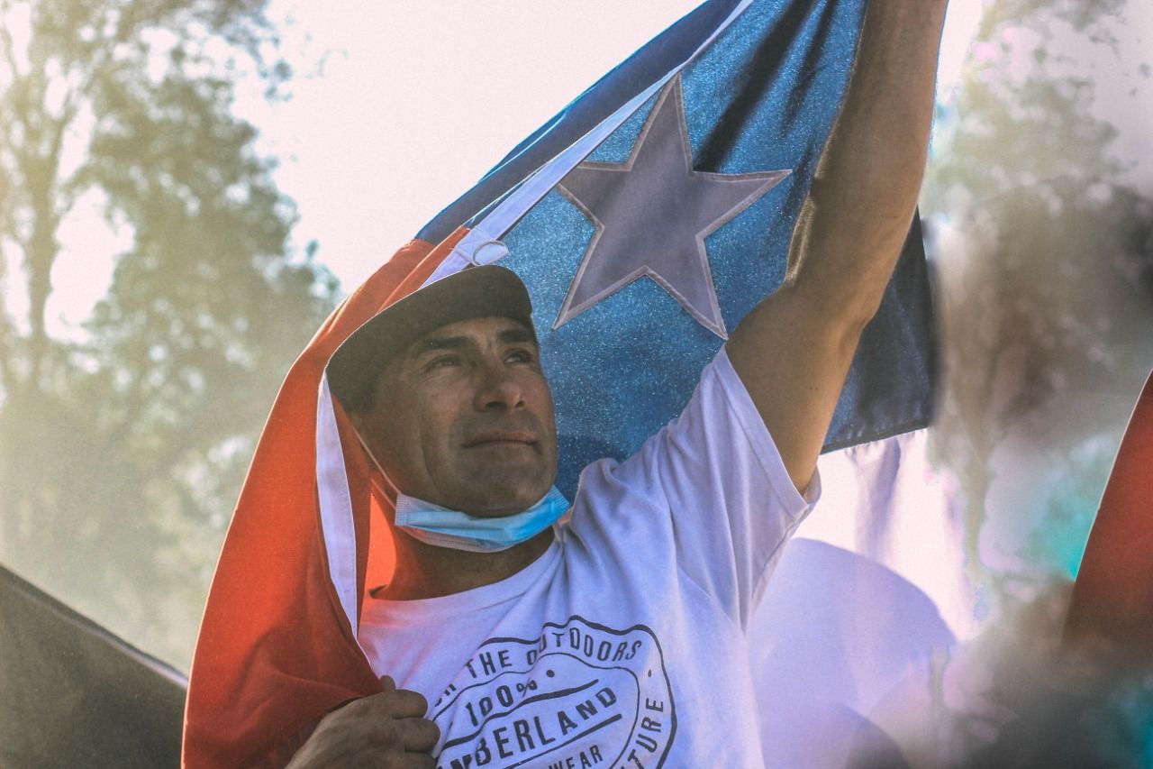 mann holder chileanske flagget