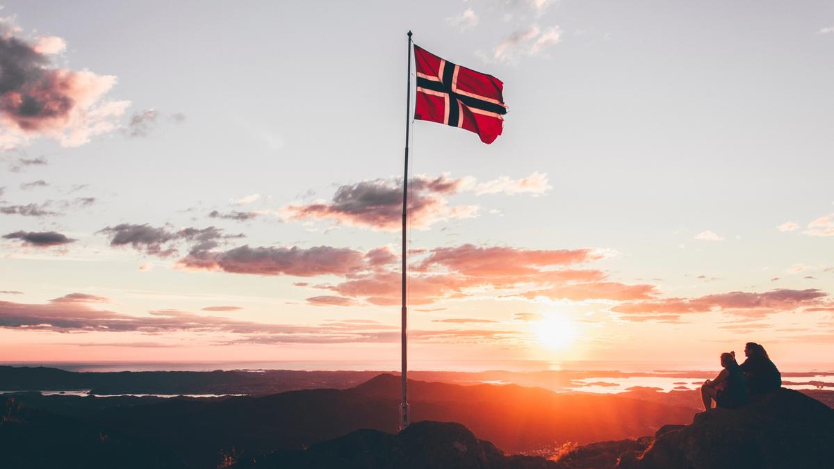 Norskeflagget på en fjelltopp