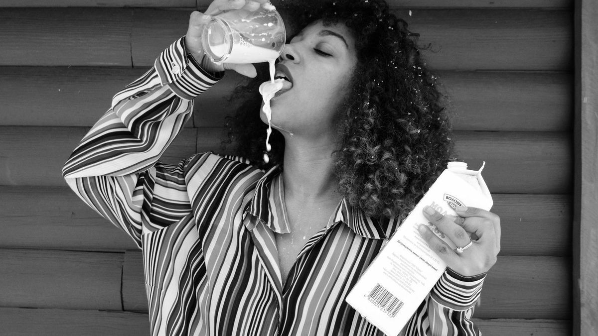 En jente drikker melk fra boksen