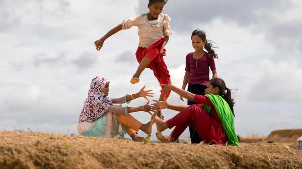 Bilde av fire jenter som leker i Bangladesh, tatt av Plan International 