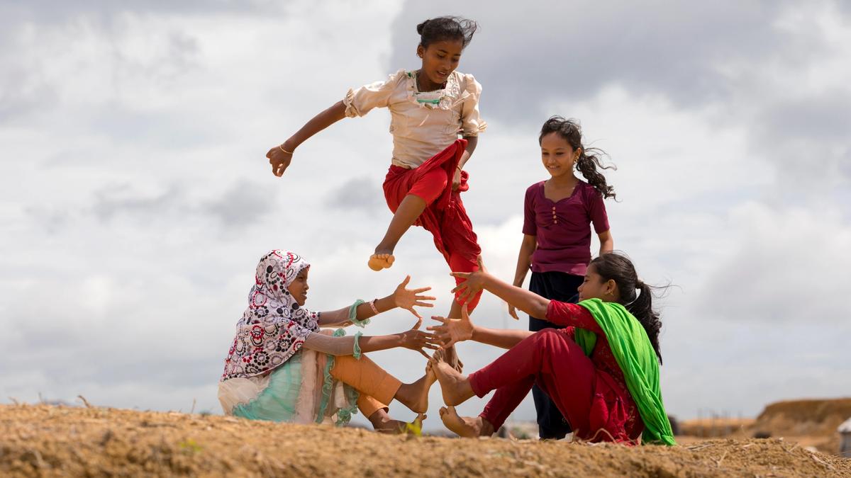 Bilde av fire jenter som leker i Bangladesh, tatt av Plan International