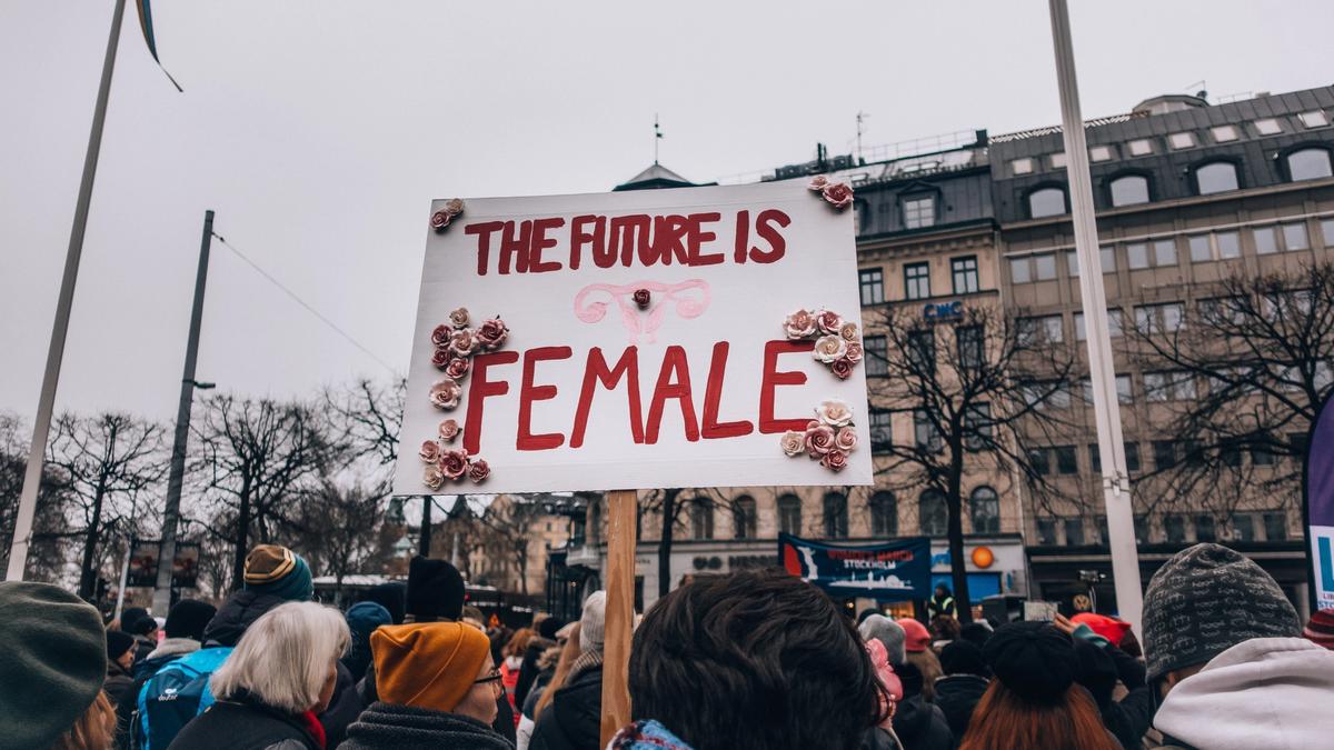 Illustrasjonsbilde tatt av Lindsey LaMont fra Unsplash av en demonstrasjon hvor noen holder oppe en plakat hvor det står "the future is female"