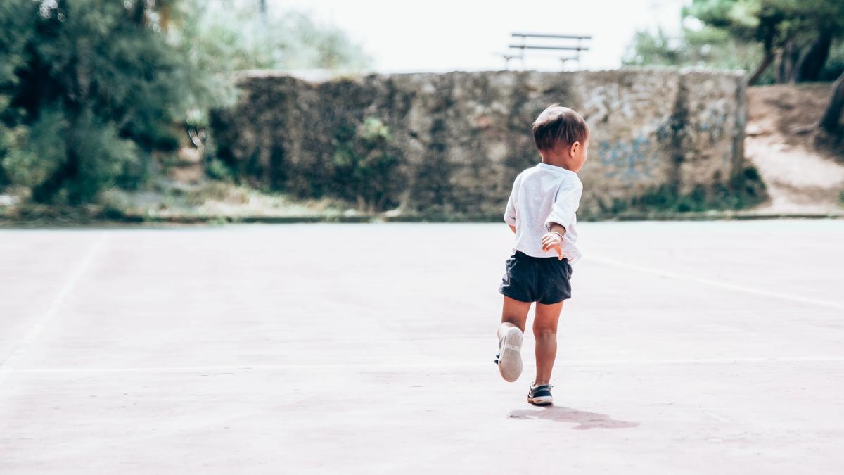 Illustrasjonsbilde av en liten gutt som springer ute tatt av Guillaume de Germain fra Unsplash