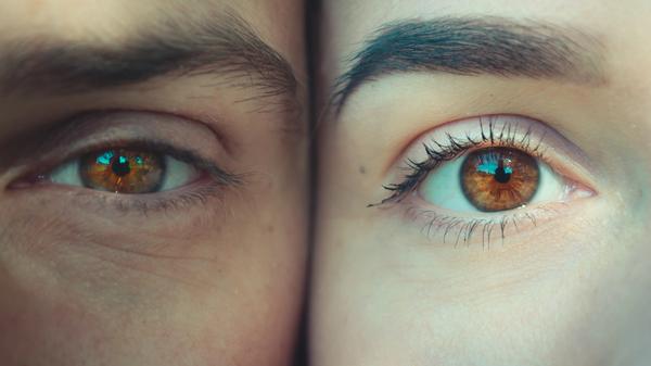 Illustrasjonsbilde av to ansikter med brune øyner tatt av Andriyko Podilnyk fra Unsplash