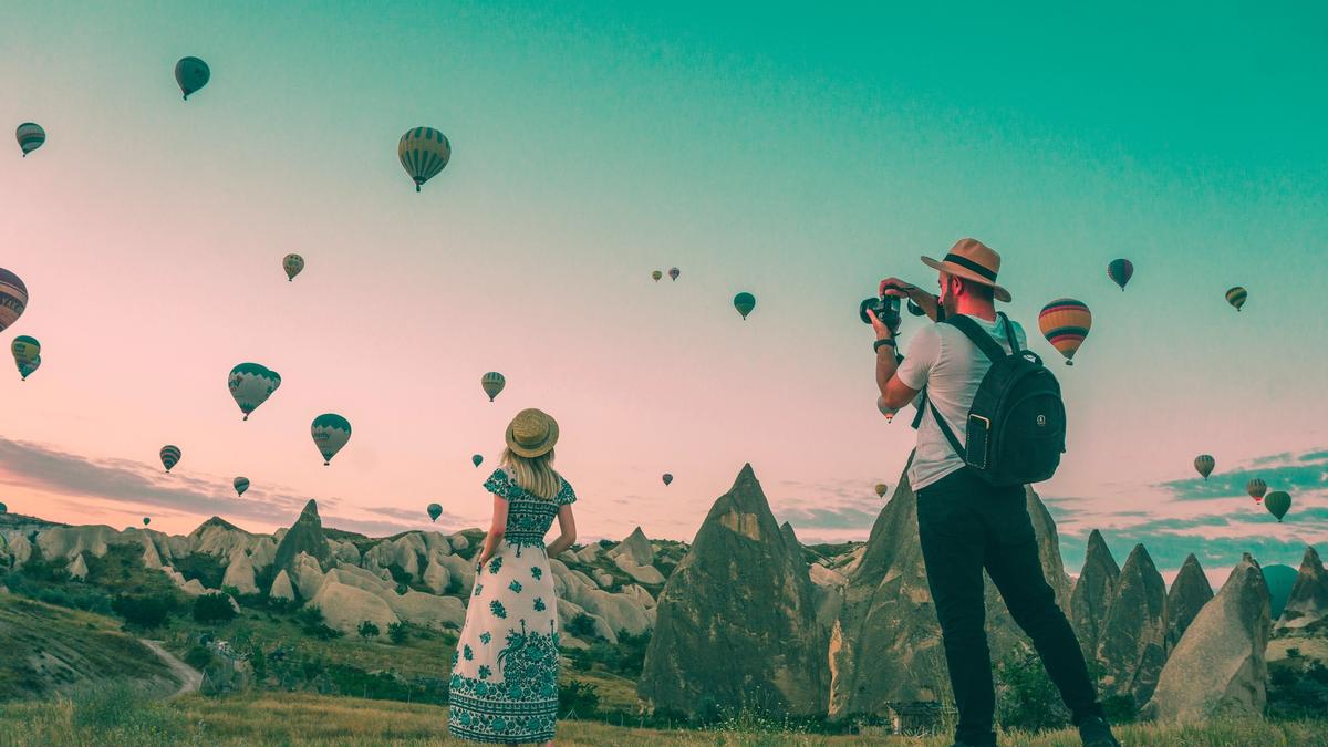 et par tar bilde fremfor luftballonger