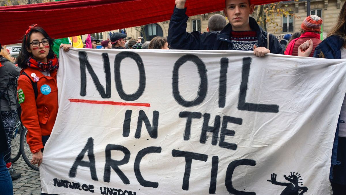 Demonstranter med banner