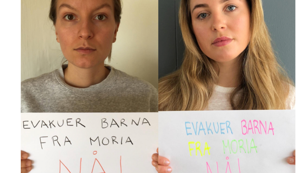 Frida og Iphigenia poserer med skilt om at barna fra moria må evakueres nå