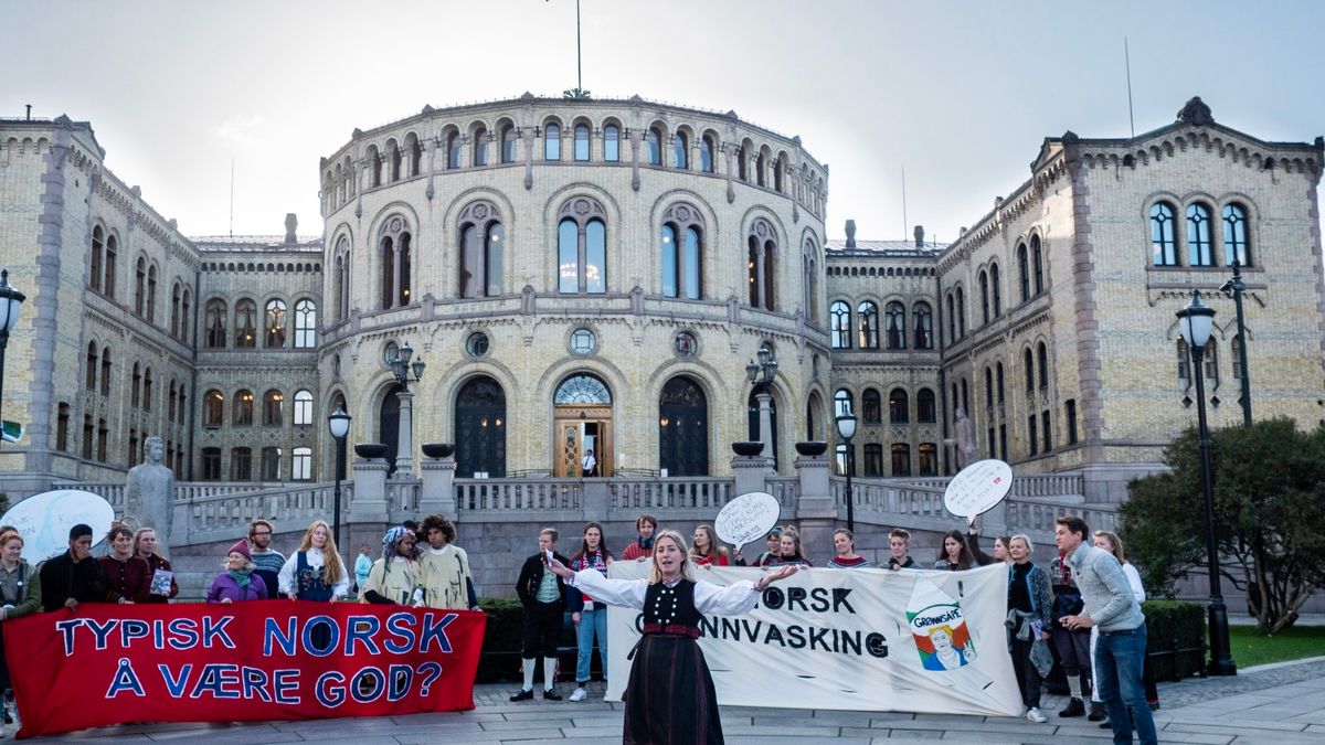 Folk protesterer ublu av Priliment buiding