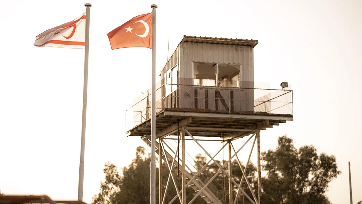 Watchtower in the buffer zone Cyprus fra Unsplash