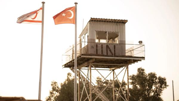 Watchtower in the buffer zone Cyprus fra Unsplash