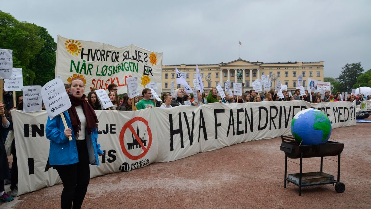 Demonstranter demonstrerer foran parlamentsbygningen