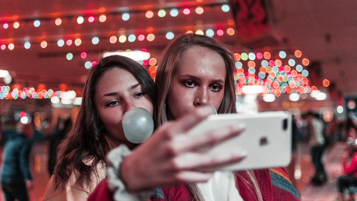 To jenter som tar en selfie. Illustrasjonsbilde av Ben Weber fra Unsplash