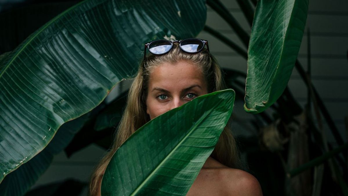 Kvinne som står med blad på hånden