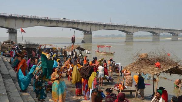 Ayodhya er et pilegrimssted ved den hellige elven Sarayu. Pilgrimer samles ved trappene (ghat) langs elvebredden for å ta rituelle bad. Foto: Knut A. Jacobsen