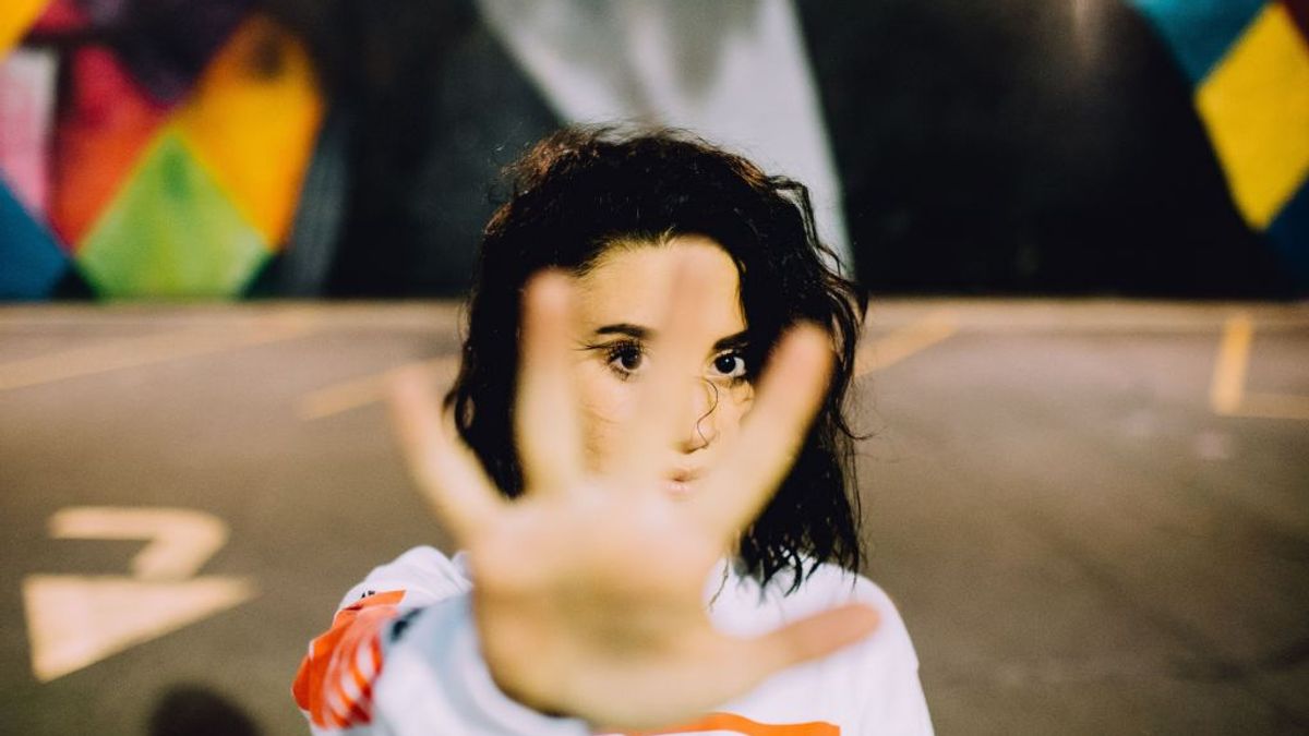 viser hånd for jente